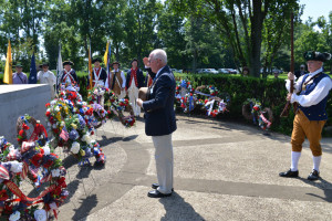 Fort Henry Chapter genealogist Compatriot J. Gary Auber lays a wreath on the chapter's behalf at the Tomb of the Unknown Revolutionary War Soldier, Fort Laurens, Bolivar, Ohio, July 25, 2015.